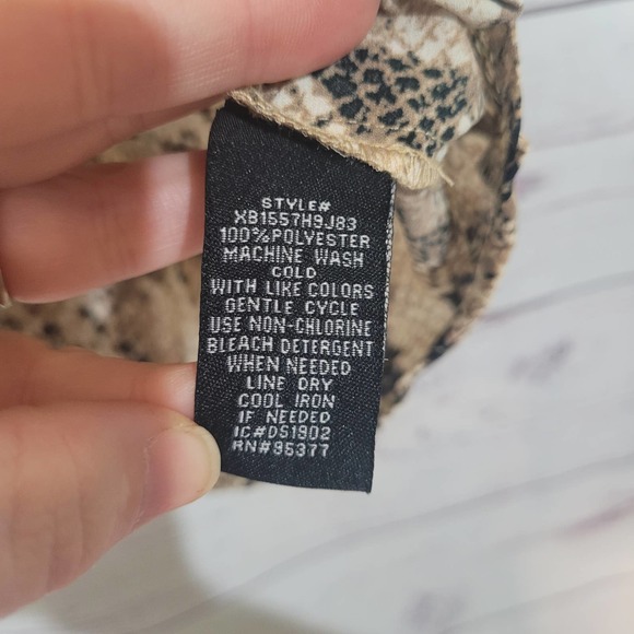 Sanctuary Snakeskin Print Short Sleeve Front Tie Boxy Top Womans Size Large - Picture 6 of 6